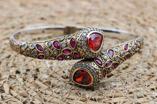 "Bevestig Stijlvolle Elegantie met Onze Ruby Ottomaans Bangle Armband"